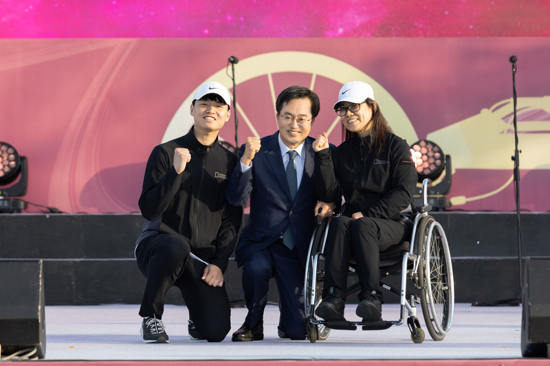 27일 오후 성남시종합운동장에서 열린 제13회 경기도장애인체육대회에서 박민재, 윤지유 선수대표가 김동연 경기도지사에게 대표선서 및 선서문 전달을 하고 기념촬영을 하고 있다. /경기도 제공