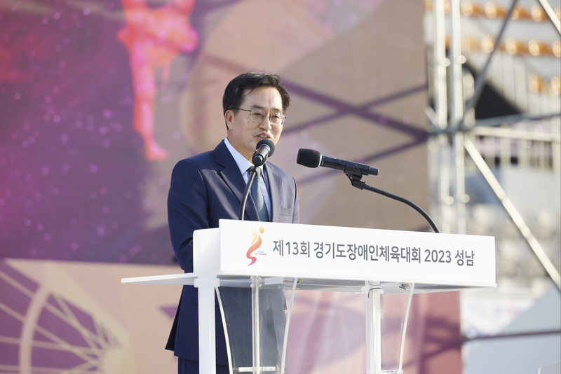 27일 오후 성남시종합운동장에서 열린 제13회 경기도장애인체육대회에서 김동연 경기도지사가 대회사를 하고 있다. /경기도 제공