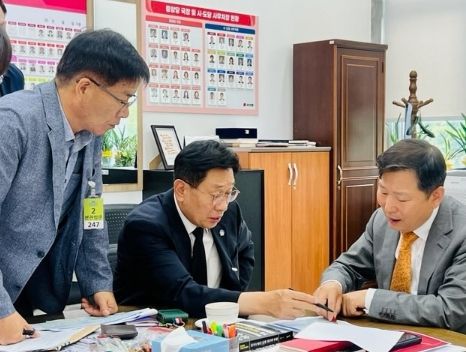 서울-양평 고속도로 추진 재개 문제를 논의하고 있는 전진선 양평군수와 국민의힘 이철규 사무총장.
