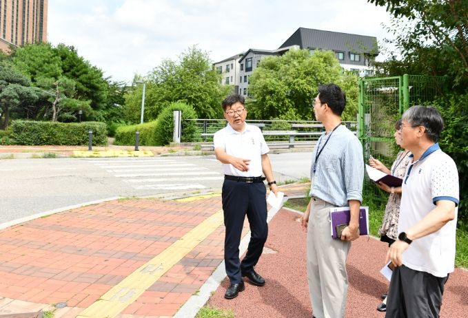 수원시 영통구 관계자들이 지속적인 폭염 장기화에 따른 대비책의 일환으로 폭염대비 관내 주요시설물 현장점검을 하고 있다.