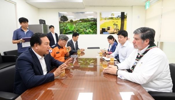(좌)이권재오산시장,(우)카를로스 페냐피엘 대사