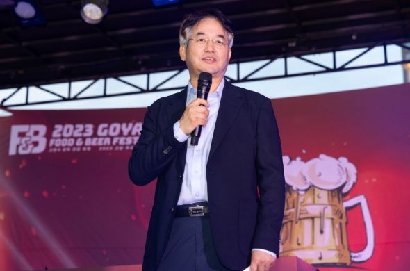 이동환 고양시장이 개막 축하 인사를 하고 있다