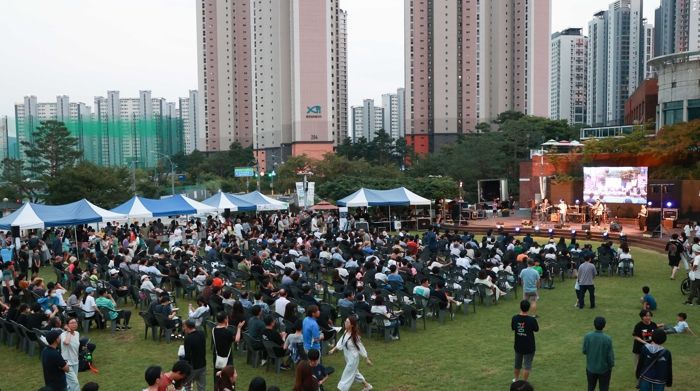 9일 동천동 목양교회 잔디마당에서 '제6회 머내마을 영화제'의 메인행사인 '야외영화축제'가 열렸다. 사진은 사전 공연을 즐기는 시민들의 모습