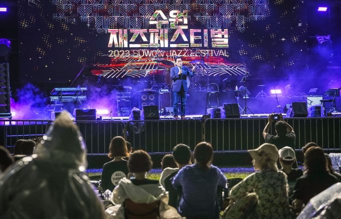 이재준 수원시장이 관객들에게 인사하고 있다.