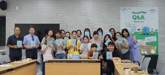 이천시 시립도서관은 지난 15일 후속 모임을 끝으로 2023년 길 위의 인문학 공모사업(지속가능한 지구별을 위한 Q&A)을 성공적으로 마쳤다.<br>