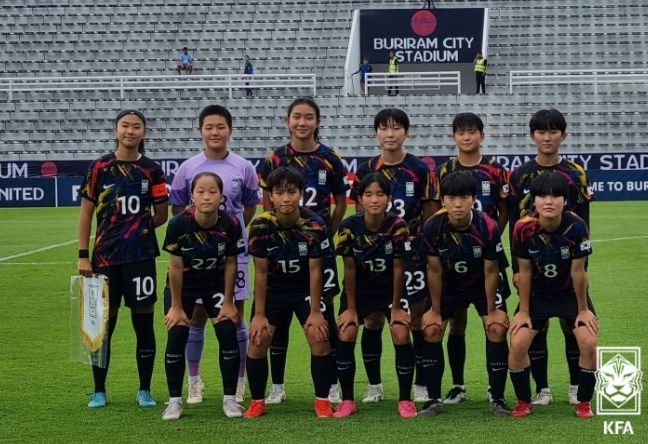 이란과의 경기에 선발 출전한 여자 U-16 대표팀 11명의 모습.