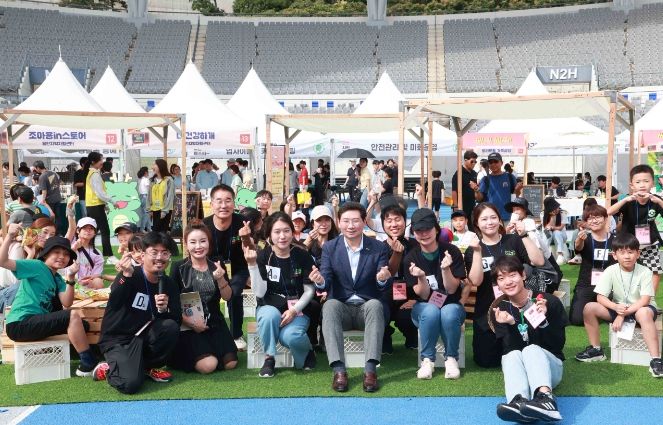 이상일 용인특례시장(가운데)이 지난 24일 용인미르스타디움에서 열린 제3회 용인 청년 페스티벌에서 팀대항전 참여자와 진행자들과 함께 기념촬영을 하고 있다.