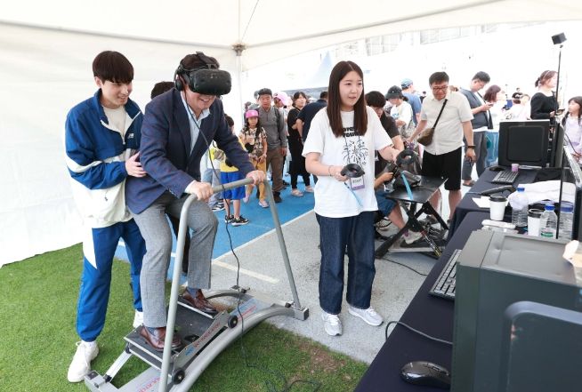 이상일 용인특례시장이 24일 '제23회 용인 사이버 과학 축제'에 마련된 VR(가상현실) 스포츠 체험 부스를 방문해 스키 체험을 하고 있다.