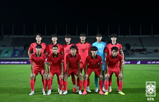 우크라이나와의 경기에 선발 출전한 남자 U-18 대표팀의 모습.