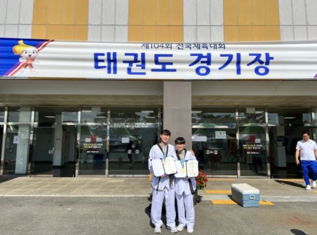 1. 태권도팀 전준원, 김용환 선수가 각각 금메달과 동메달을 수상했다. 좌측으로부터 김용환 선수, 전준원 선수.