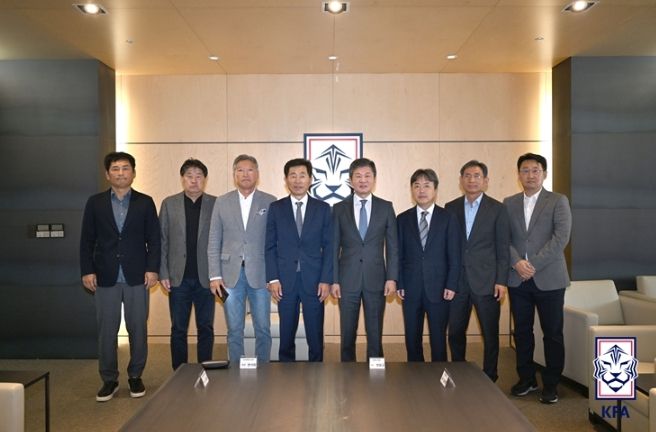 정몽규 대한축구협회장(오른쪽에서 네번째)과 대학축구연맹 관계자 및 지도자들이 24일 축구회관에서 올해 세차례에 걸친 대학축구상생 협의결과를 공유하는 자리를 가졌다.