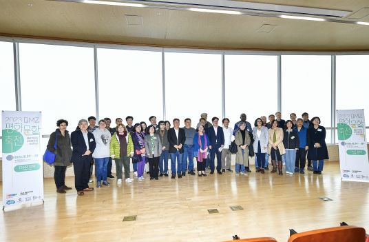 애기봉평화생태공원에 모인 국제 예술가들. 두 명의 노벨상 문학상 수상자를 비롯한 국내외 주요 작가들이 한 자리에 모였다.