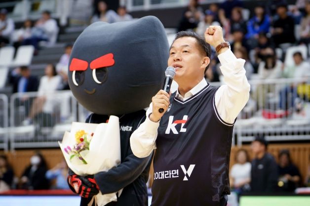이재준 수원특례시장이 축사를 하고 있다.