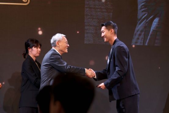 우상혁 선수가 10월 31일 서울 더 플라자 호텔에서 열린 ‘제61회 대한민국체육상’ 시상식에서 유인촌 문화체육관광부장관으로부터 경기상을 받고 있는 모습