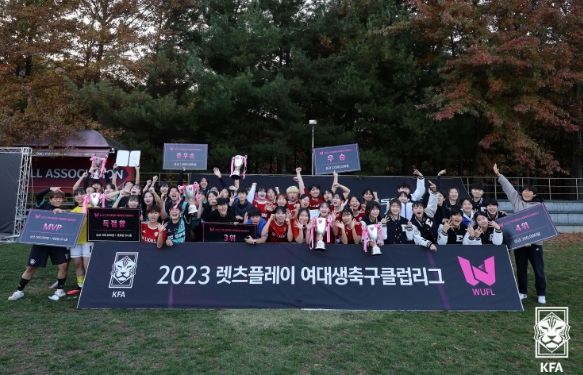 2023 렛츠플레이 여대생클럽축구리그 챔피언십에 참가한 선수들이 재기발랄하게 기념촬영하고 있다.