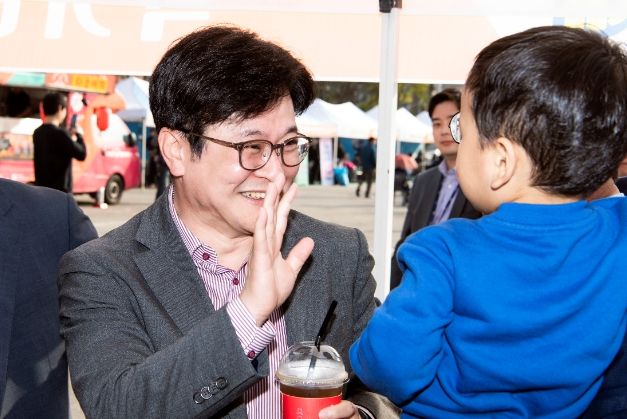 ‘테마가 있는 소통광장’에서 김포시민들과 소통하는 김병수 김포시장