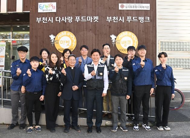 조용익 부천시장은 지난 8일 찾아가는 열린시장실 ‘현답부천’의 일환으로 중동 소재 푸드뱅크와 푸드마켓을 방문해 관계자와 소통하는 시간을 가졌다. 기념촬영 모습