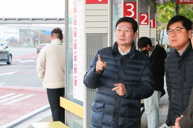 이상일 용인특례시장이 기온이 갑자기 떨어진 13일 오전 5005번 출근 전용 전세버스를 이용 상황을 살피기 위해 시 관계자들과 현장을 점검하고 있는 모습
