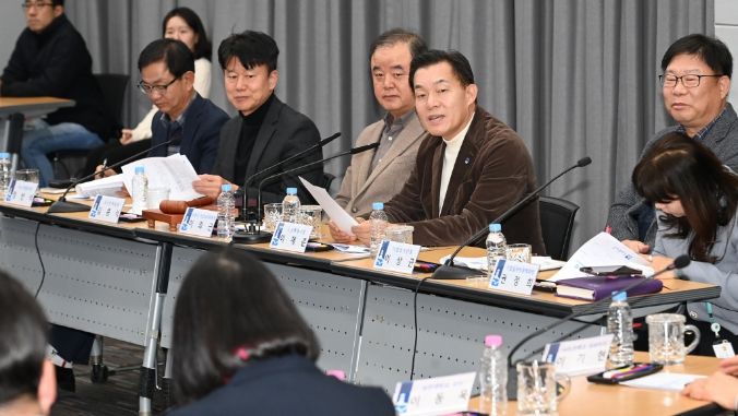 14일 수원시청 중회의실에서 열린 기업유치위원회 정기회의에서 이재준 수원시장이 발언하고 있다