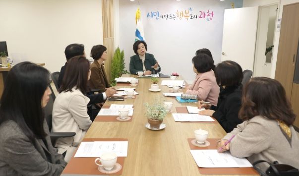 신계용 과천시장은 정부에서 유아교육과 보육 통합을 추진하고 있는 가운데, 실제 보육 현장의 의견을 듣기 위한 간담회 자리를 마련했다.