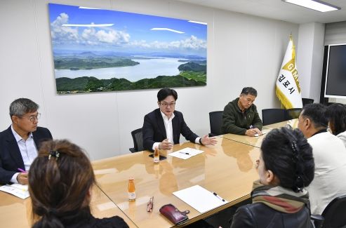 김병수 김포시장이 지난 16일 김포시자율방범기동순찰연합대와 김포시어머니자율방범대를 만나 서울 편입에 대한 의견을 청취하고 있다.