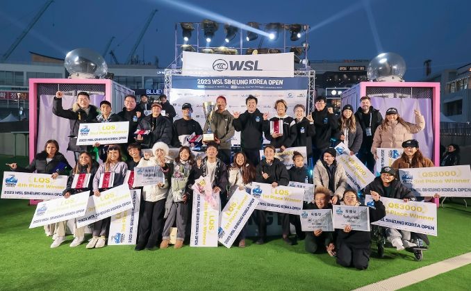 폐막식 이후 선수들과 함께한 임병택 시장이 기념사진을 촬영하고 있다.