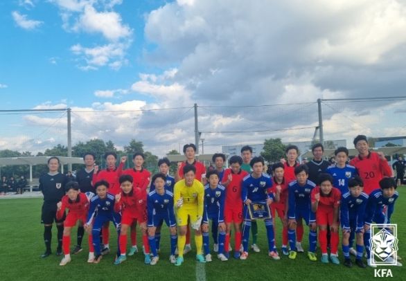 17일 일본 오사카에서 열린 한일교류전 2차전을 마친 후 양국 선수단이 함께 기념촬영하고 있다.