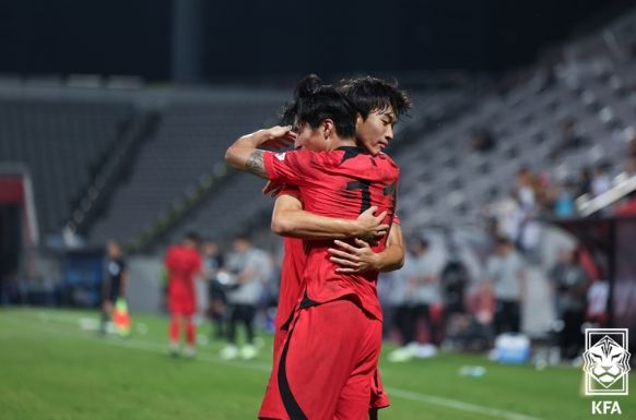 지난 9월 AFC U-23 아시안컵 예선 미얀마와의 경기에서 전병관이 득점 후 정상빈(등번호 11)과 기쁨을 나누고 있다.