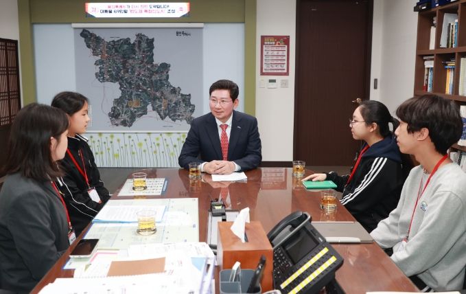 이상일 용인특례시장이 '꿈이룸 학생기자단'과 가진 인터뷰에서 자신의 생각을 전달했다.