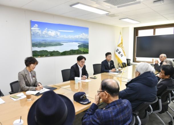김병수 김포시장이 20일, 김포시 보훈단체협의회 간담회를 통해서울시 편입의 이유와 이점 등을 설명하고 의견을 청취하고 있다.