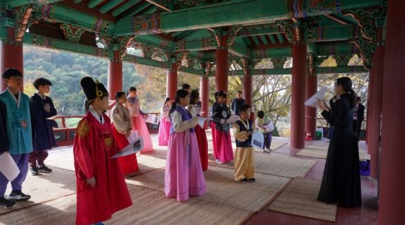 충훈정에서 한국 무용을 배우고 있는 아동들(충훈정 체험 프로그램 ‘풍류 한마당’)
