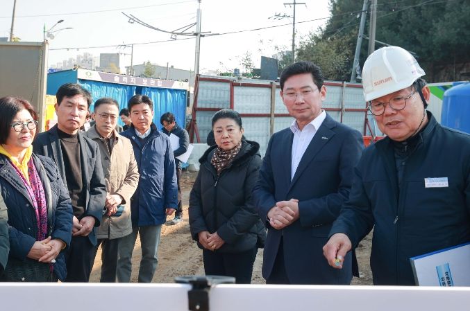 지난 22일 지방도 315호선 지하차도 공사현장을 직접 방문한 이상일 용인특례시장