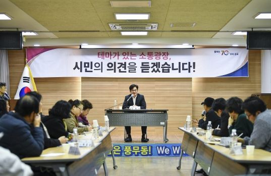김병수 시장이 23일 풍무동 행정복지센터에서 서울편입 등 현안에 대해 시민들과 소통하고 있다