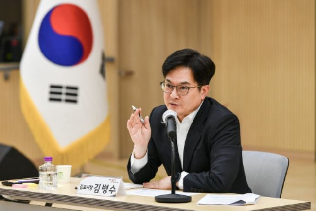 김병수 시장이 27일 통진읍 행정복지센터에서 시민 소통 프로그램 ‘테마가 있는 소통 광장’의 열번째 자리를 열고 서울편입과 5호선 진행상황 등 김포시 주요 현안사항에 대해 소통했다.