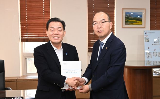 이재준 시장이 윤종진 국가보훈부 차관에게 건의문을 전달하고 있다