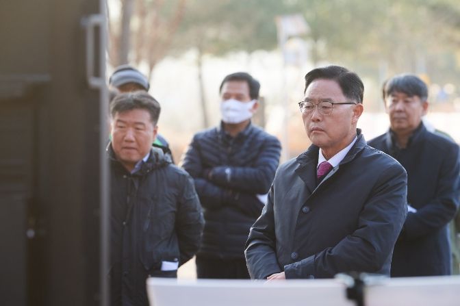 강수현 양주시장이 28일 오전 ‘하늘물 근린공원’에서 진행 중인 ‘무장애 힐링나눔길 조성 사업’에 대한 추진 상황 점검을 위한 현장 간부회의를 개최했다.