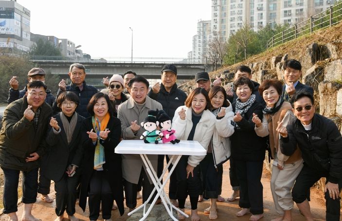 김동근 의정부시장, 민락천 건강 황톳길에서 시민들과 만남의 시간