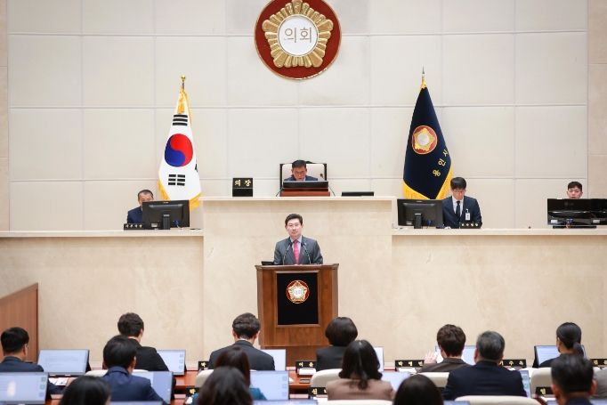 이상일 용인특례시장이 지난달 30일 제277회 용인시의회(정례회) 제3차 본회의에서 시정연설을 하는 모습