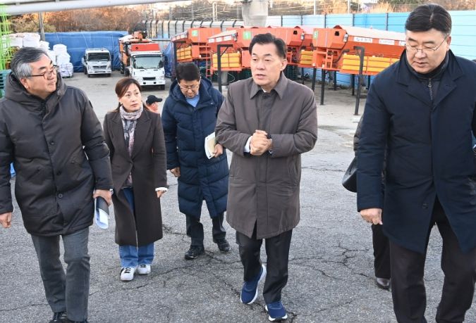 이재준 시장이 제설창고를 점검하고 있다