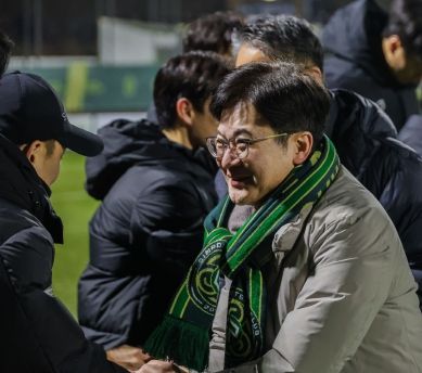 김병수 시장이 선수 한명한명과 악수로 격려를 전하고 있다