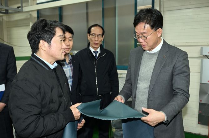이민근 안산시장은 지난 8일 합성피혁 전문기업 ㈜디케이앤디를 방문해 기업현장에서 겪는 어려움을 청취하고 발전방안을 논의했다