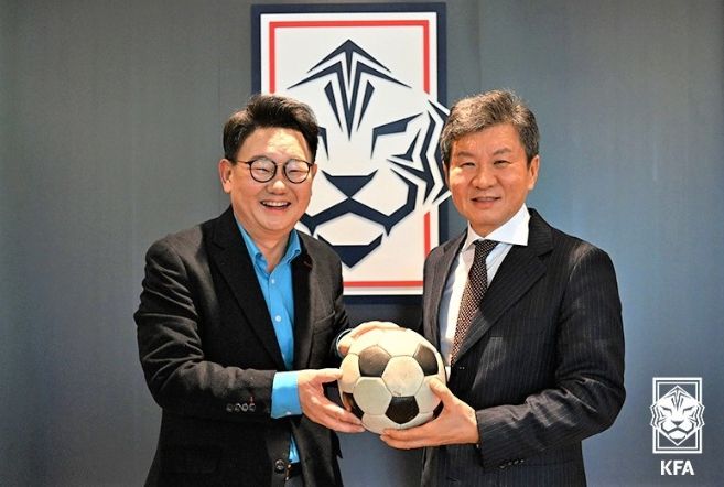 장원준(왼쪽) TV조선 부국장 겸 경제부장이 정몽규 대한축구협회장에게 제1회 박스컵 시축공을 전달하고 있다. 장원준 씨는 제1회 박스컵 시축공을 소장한 장덕진 전 대한축구협회장의 장남이다.