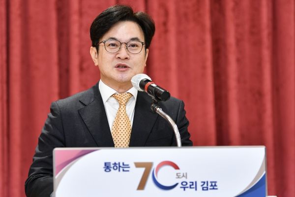 김병수 시장이 2일 오전 개최된 ‘2024년 시무식’에서 신년 인사를 전하고 있다.