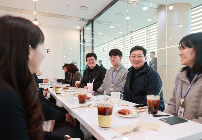 이상일 용인특례시장이 청사 내 개점한 카페에서 신규 직원들과 차담회를 가졌다