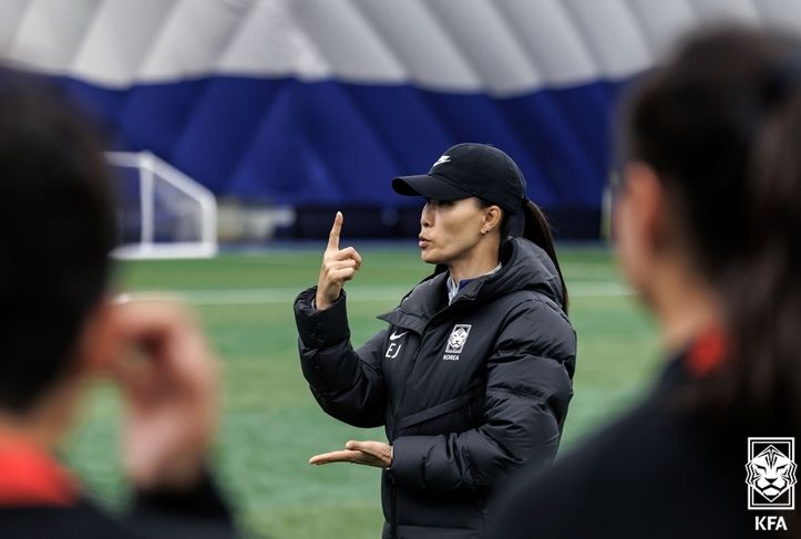 김은정 감독이 이끄는 여자 U-17 대표팀이 최근 포르투갈에서 열린 국제친선대회를 치르고 왔다. 사진은 작년 12월 경주 국내훈련 당시 김은정 감독의 모습.