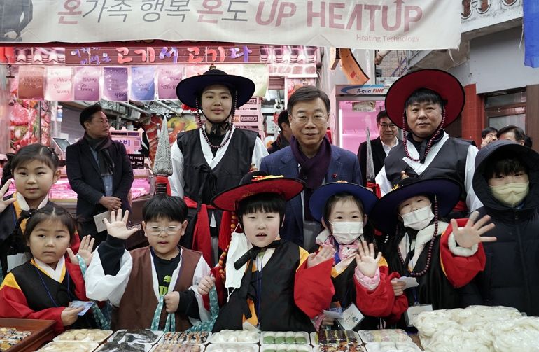 신상진 성남시장은 3일 오후 2시 30분 남한산성시장일대에서 열린 ‘남한산성시장 오세요새축제’에 참석했다.