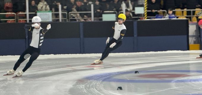3000m 결승 세레모니를 하고 있는 홍경환, 이성우 선수