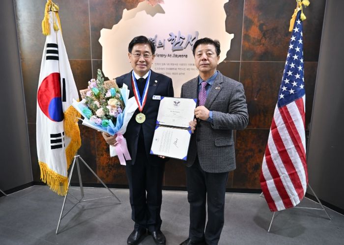 전진선 양평군수가 15일 지평의병·지평리전투기념관에서 미국 대통령 자원봉사상 금상을 수상했다.