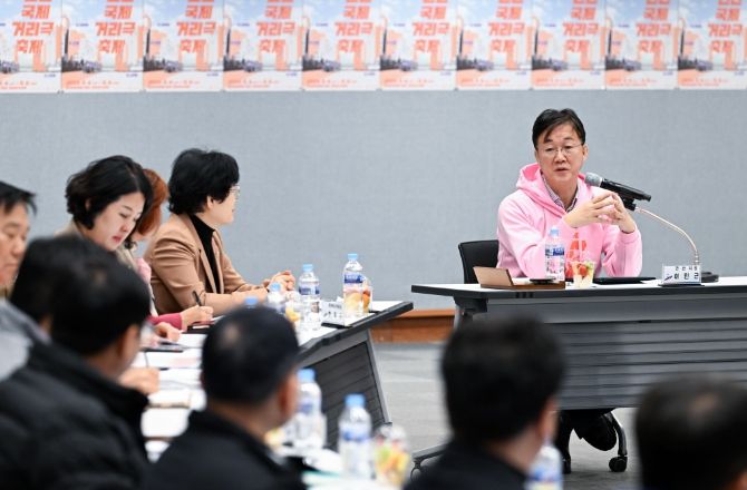 안산시는 지난 21일 올해로 20주년을 맞이한 안산국제거리극축제의 성공적인 개최를 위해 ‘제20회 안산국제거리극축제 중간보고회’를 진행했다.