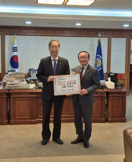 김덕현 연천군수는 26일 서울 광화문 정부 청사를 방문, 한덕수 국무총리를 만나 ‘서울-연천간 고속도로 조기착공’ 등 숙원사업 4건을 건의했다.